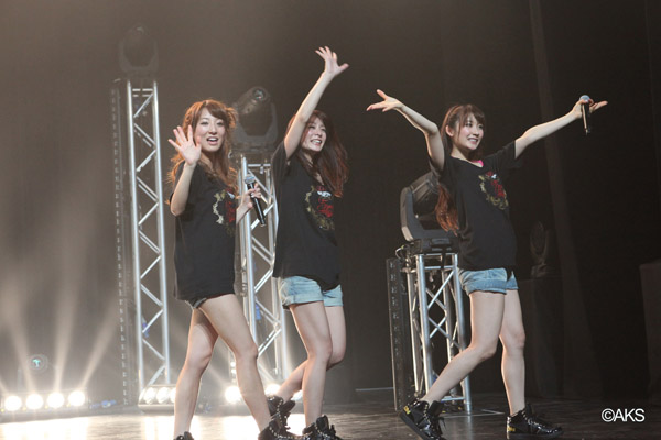 sdn concert - saying bye to fans on stage - yakari sato, yuki aikawa, haruka kohara - 17 Feb 2012 - web